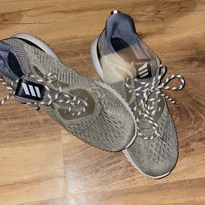 Women’s ADIDAS sneaker